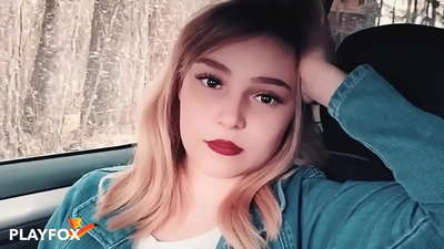 Una ragazza sexy succhia con gioia a carta di sconto